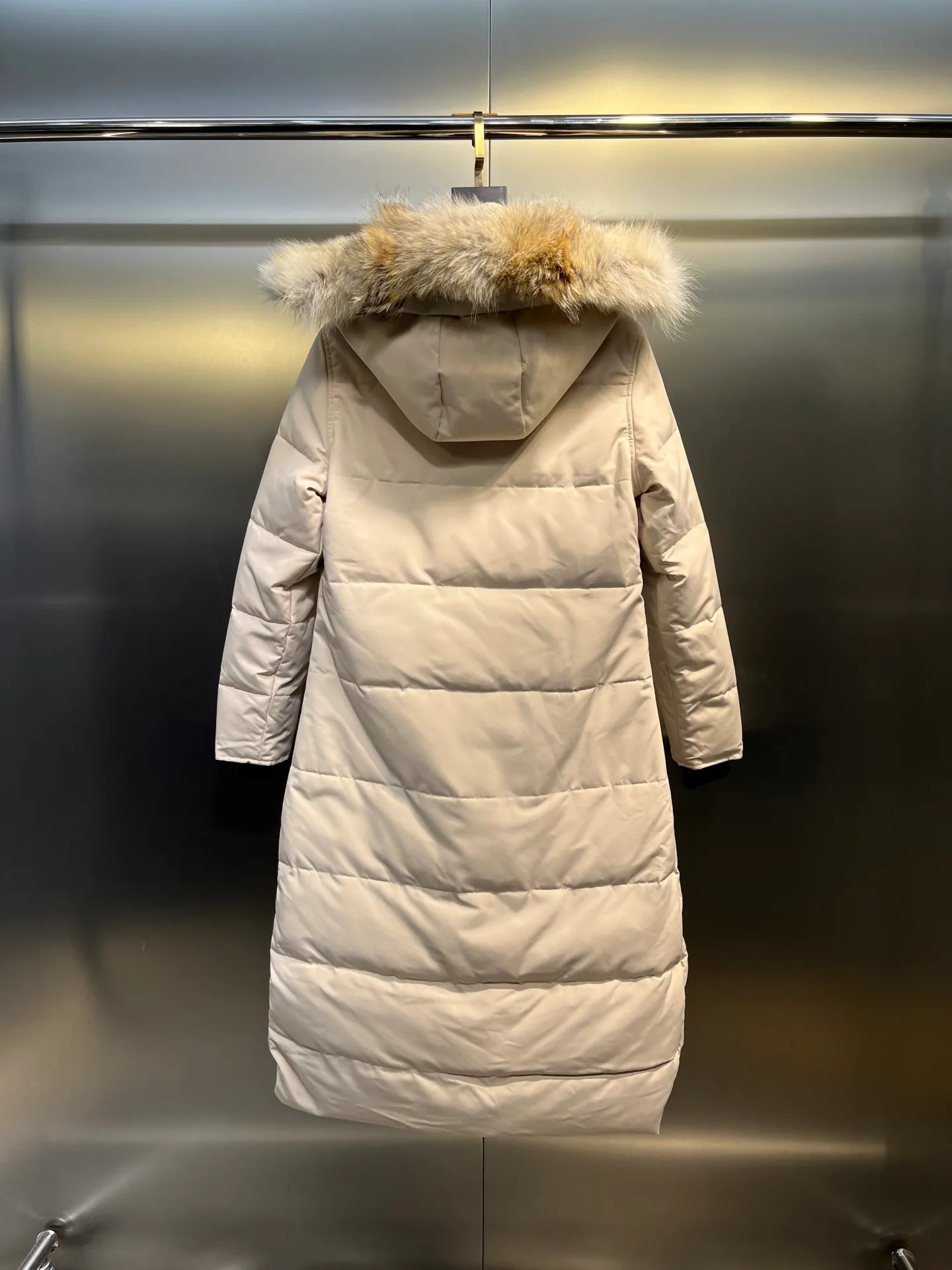 P860 CANADA GOOSE parka 22 styles ➖ Genuine synchronous anti-counterfeiting chip sensor! ➖ Imported 21-count polyester-cotton blended original fabric [last year’s 16-count/18-count hard fabrics have been completely eliminated, this year all use 21-count genuine synchronous fabrics, the soft mid-strap feels delicate and textured], genuine synchronous Feather-Light 10D waterproof coating fabric, made of 84.5 polyester fiber and 15.5 cotton, 100% the best feel in the entire network! ➖ The genuine official website is synchronized with the national standard 80 white duck down, you can check the official website customer service, there will never be a series of misleading claims such as 90 down or goose down! ��� Using the best nylon lining with double double-layer sealing design, velvet-proof No. 7 needle + grid-filled down ready-made garments, there is 100% no so-called velvet running! ➖ The cuffs are designed with thickened seamless threads, and the collar and pockets are lined with top-quality polar fleece to keep you warm and comfortable! ➖ Yoshida YKK provides original custom-made electroplated sliders. YKK two-way lockable zippers are tight and smooth and will not peel off paint! ➖ 3M composite guarantees that the Velcro is the same as the original, durable, and all accessories and hardware are custom-made! ➖ Imported BEHRINGER embroidery machine to customize the 10,000-needle embroidery logo, 98% of which can be reproduced to restore the original logo. You can check and compare on the official website! ➖ The fur collars are all made of large pieces of Western Canadian blue wolf hide, ensuring that each fur collar is 13-15cm wide! size：xs-xl